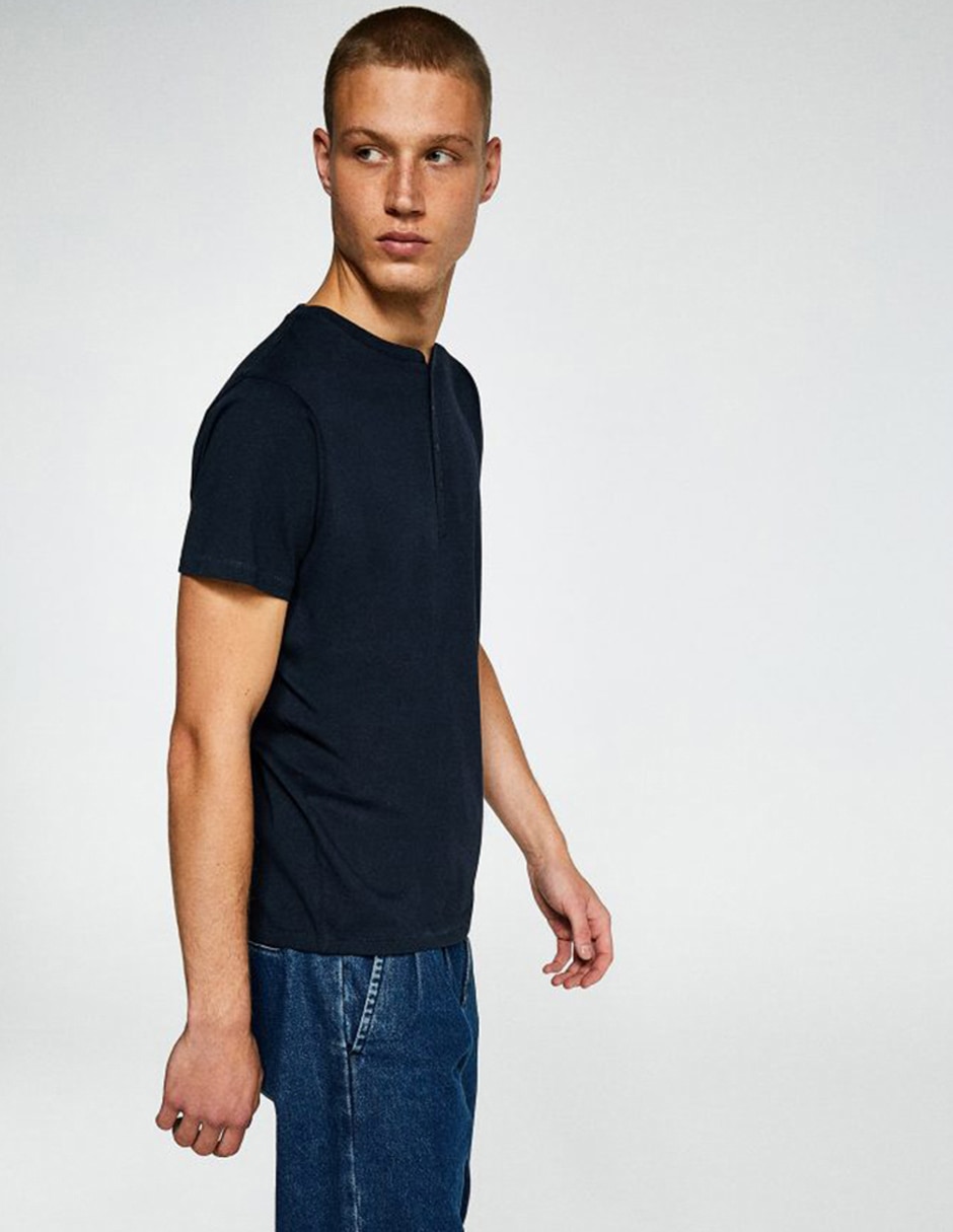 Playera sfera cuello henley para hombre