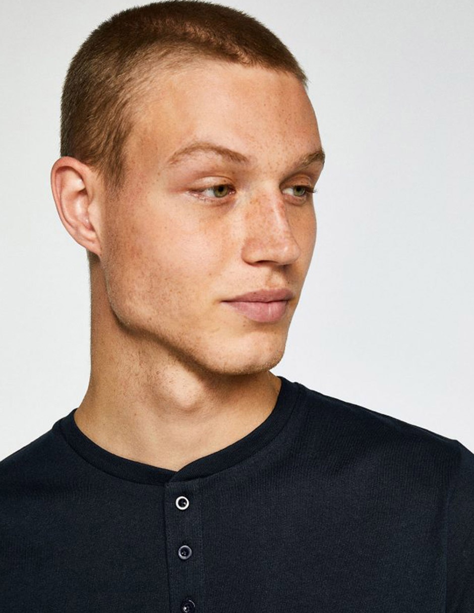 Playera sfera cuello henley para hombre
